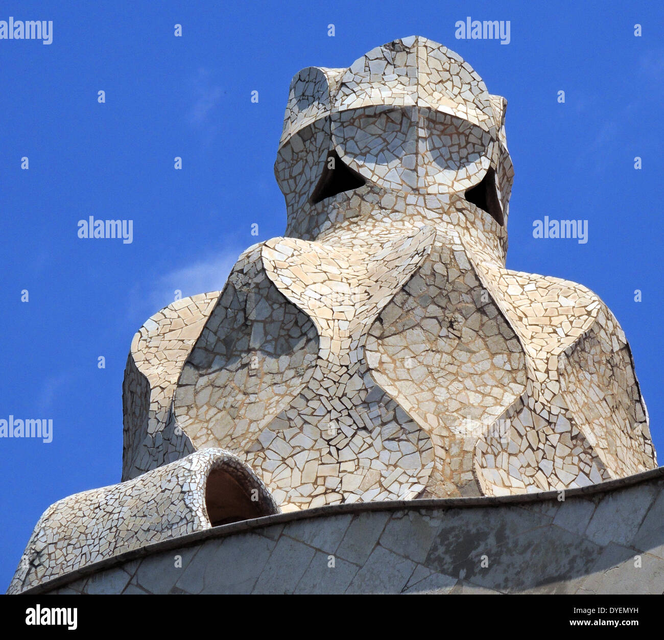 Détail de la façade de la Casa Milà connue comme La Pedrera (signifiant la "La carrière")est un bâtiment conçu par l'architecte catalan Antoni Gaudi et construit au cours des années 1906-1912. Il est situé au 92, Passeig de Gràcia (Passeig est le Catalan pour promenade) dans l'exemple de Barcelone, Catalogne, Espagne. C'était une conception controversée à l'époque pour le bold formes de la façade en pierre ondulant et fer forgé des balcons et fenêtres, conçu en grande partie par Josep Maria Jujol, qui a également créé une partie des plafonds en plâtre. Banque D'Images