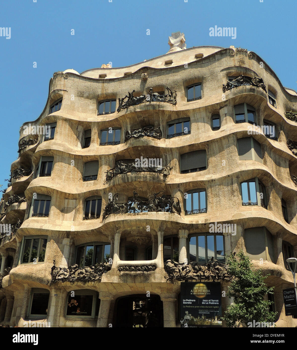 La façade de la Casa Milà connue comme La Pedrera (signifiant la "La carrière")est un bâtiment conçu par l'architecte catalan Antoni Gaudi et construit au cours des années 1906-1912. Il est situé au 92, Passeig de Gràcia (Passeig est le Catalan pour promenade) dans l'exemple de Barcelone, Catalogne, Espagne. C'était une conception controversée à l'époque pour le bold formes de la façade en pierre ondulant et fer forgé des balcons et fenêtres, conçu en grande partie par Josep Maria Jujol, qui a également créé une partie des plafonds en plâtre. Banque D'Images