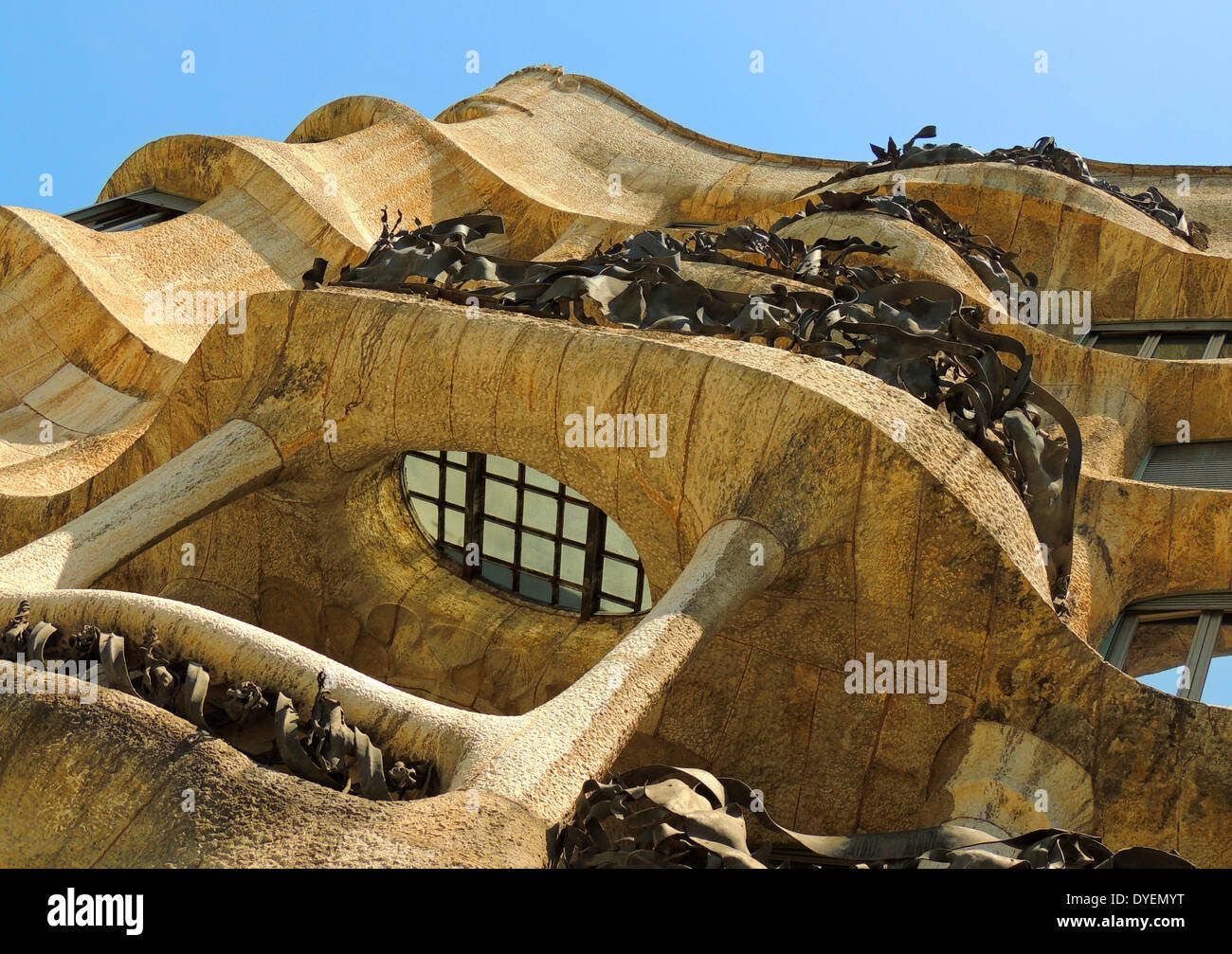 La façade de la Casa Milà connue comme La Pedrera (signifiant la "La carrière")est un bâtiment conçu par l'architecte catalan Antoni Gaudi et construit au cours des années 1906-1912. Il est situé au 92, Passeig de Gràcia (Passeig est le Catalan pour promenade) dans l'exemple de Barcelone, Catalogne, Espagne. C'était une conception controversée à l'époque pour le bold formes de la façade en pierre ondulant et fer forgé des balcons et fenêtres, conçu en grande partie par Josep Maria Jujol, qui a également créé une partie des plafonds en plâtre. Banque D'Images
