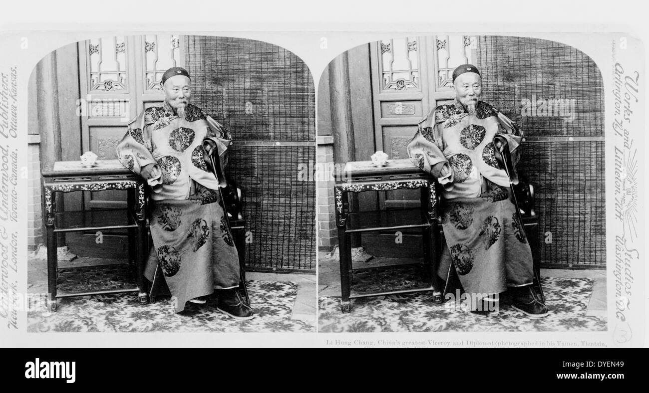 Li Hung Chang, vice-roi de la Chine plus grand et diplomate, photographié dans son Yamen de Tientsin,, la Chine, le 27 septembre, 1900. tirage photographique sur carte stéréo ou stéréophotogramme. Banque D'Images