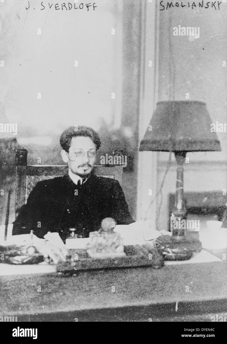 Yakov Sverdlov, 'Président de la Russie, la moitié des portrait en pied, assis à table le 14 juin 1919. Iakov Mikhaïlovitch Sverdlov 3 Juin 1885 - 16 mars 1919, a été un dirigeant du parti bolchevique et président du Comité exécutif central panrusse. Banque D'Images