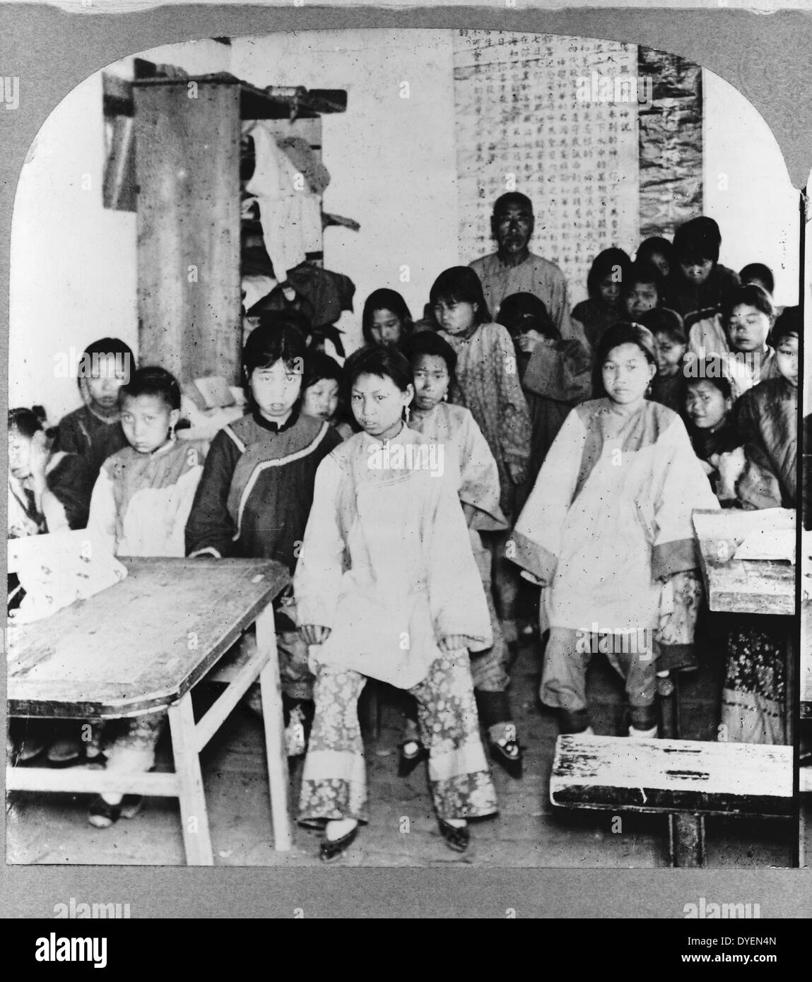 Une école chinoise pour les filles à Che-foo, Chine 1902. tirage photographique sur carte stéréo ou stéréophotogramme. Banque D'Images