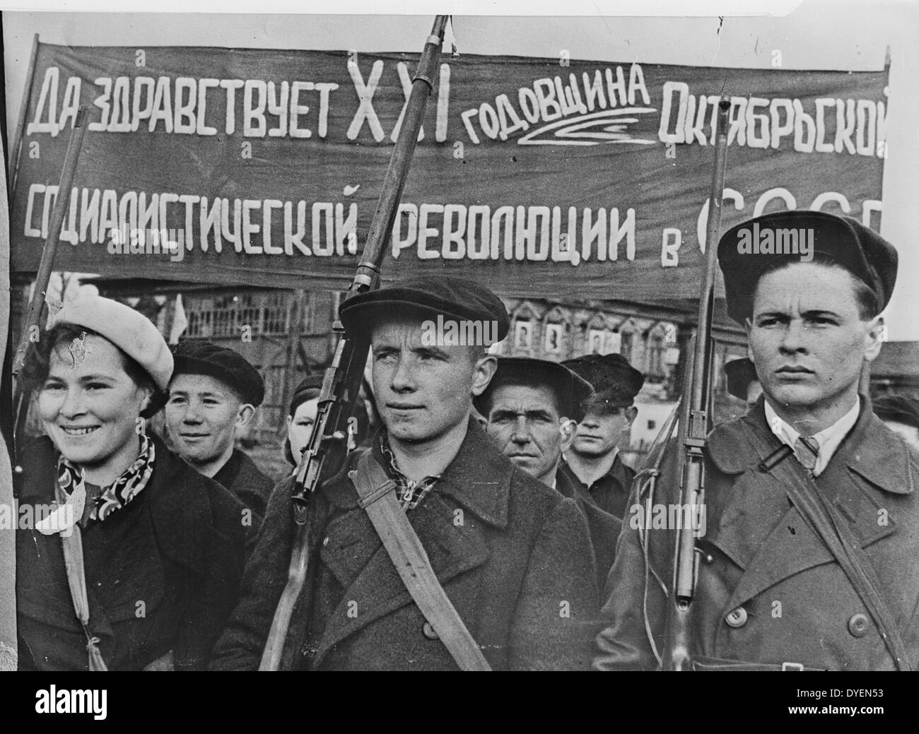Les travailleurs en usine avec des fusils de forage dans leur temps libre dans l'URSS (Union des Républiques socialistes soviétiques) 1942 Banque D'Images