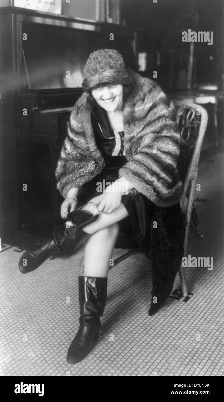 Pour la Croix Rouge Française. Merci de l'aide. Le 14 juillet. Le jour de la France, de l'aide de la Croix Rouge Française. poster par Amédée Forestier, est mort en 1930, l'artiste. Date de publication : 1915. Affiche montrant une infirmière de la Croix Rouge avec les bras étendus, comme d'autres ont tendance à les soldats blessés, sous les drapeaux de la France et de la Croix-Rouge. Banque D'Images