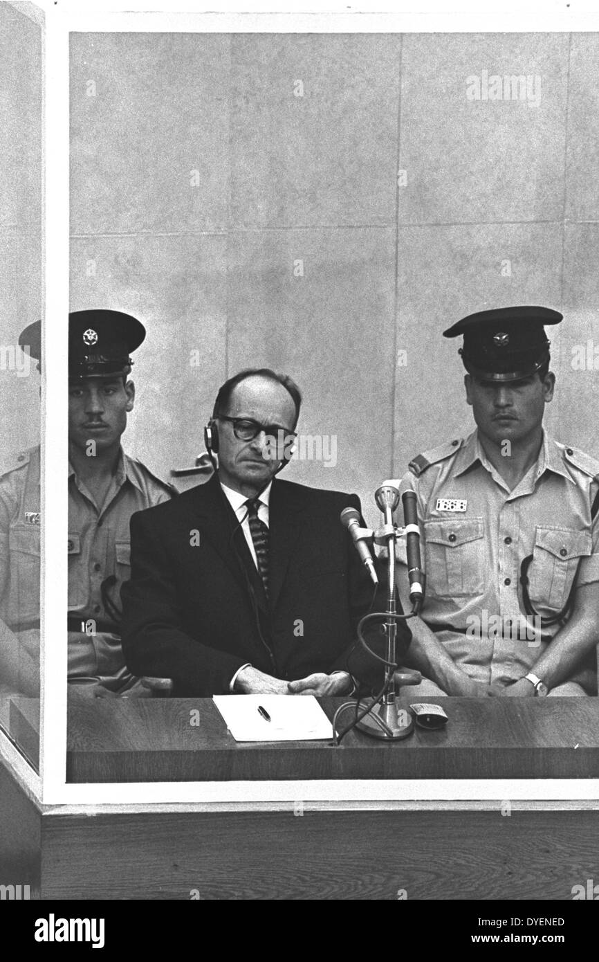 Otto Adolf Eichmann 19 mars 1906 - 31 mai 1962. Nazi allemand SS-Obersturmbannführer (lieutenant-colonel) et l'un des principaux organisateurs de l'Holocauste. Eichmann a été accusé par le SS-Obergruppenführer Reinhard Heydrich de faciliter et de gérer la logistique de la déportation des Juifs de ghettos et camps d'extermination dans l'Europe de l'occupation allemande pendant la Seconde Guerre mondiale. En 1960, il a été capturé en Argentine par le Mossad, service de renseignement d'Israël. À la suite d'un procès largement diffusée en Israël, il a été reconnu coupable de crimes de guerre et pendu en 1962 Banque D'Images