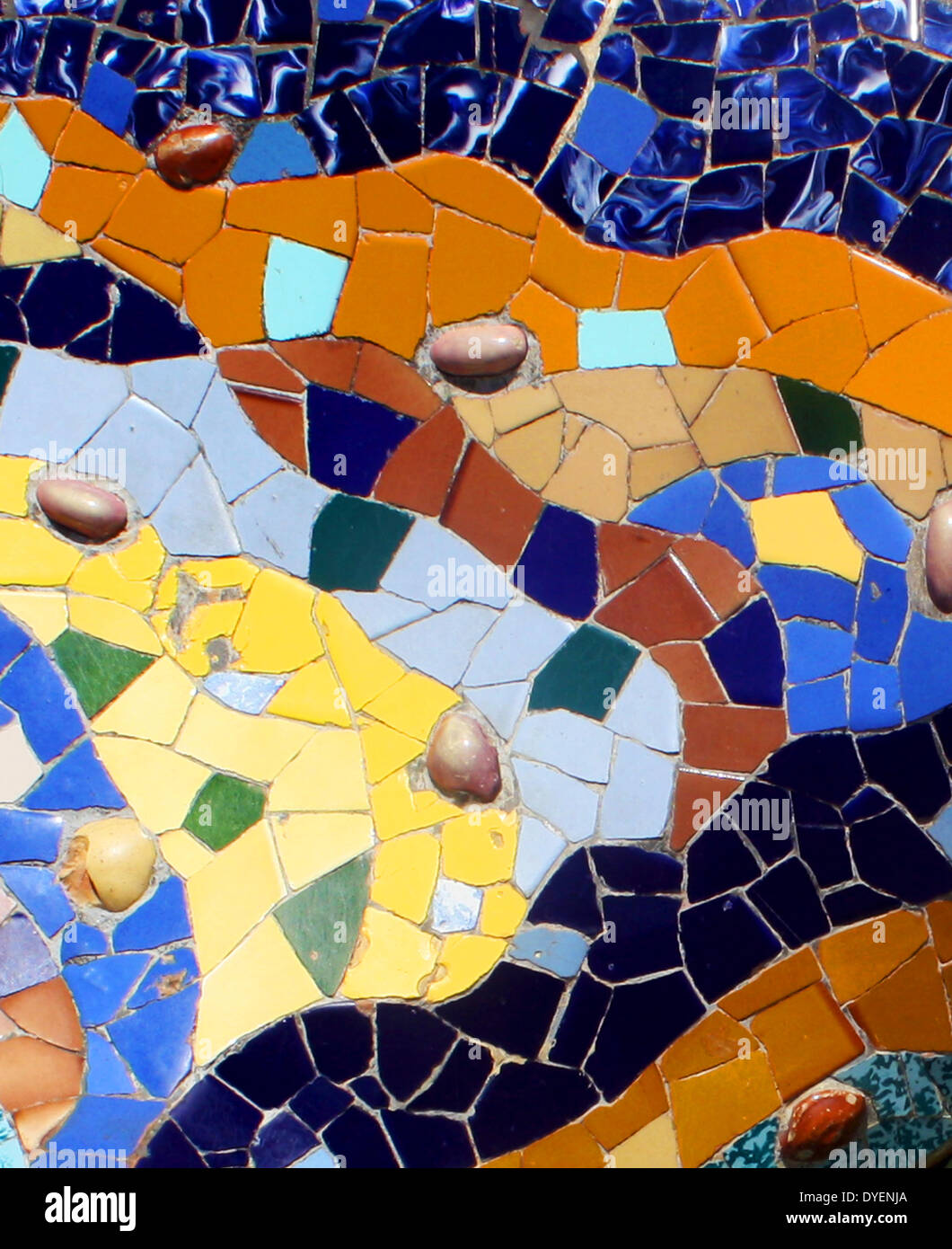 Lézard en mosaïque à Antoni Gaudi, le Parc Guell, Barcelone, Espagne. Le parc Güell est un jardin avec des éléments architecturaux situé sur la colline d'El Carmel dans le quartier de Gràcia de Barcelone, Catalogne, Espagne. Il a été conçu par l'architecte catalan Antoni Gaudi et construit dans les années 1900 à 1914. Il fait partie de l'UNESCO World Heritage Site ", Œuvres d'Antoni Gaudi. Banque D'Images