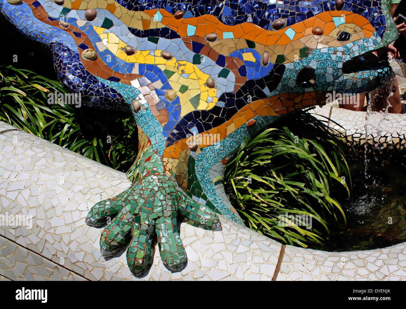 Lézard en mosaïque à Antoni Gaudi, le Parc Guell, Barcelone, Espagne. Le parc Güell est un jardin avec des éléments architecturaux situé sur la colline d'El Carmel dans le quartier de Gràcia de Barcelone, Catalogne, Espagne. Il a été conçu par l'architecte catalan Antoni Gaudi et construit dans les années 1900 à 1914. Il fait partie de l'UNESCO World Heritage Site ", Œuvres d'Antoni Gaudi. Banque D'Images