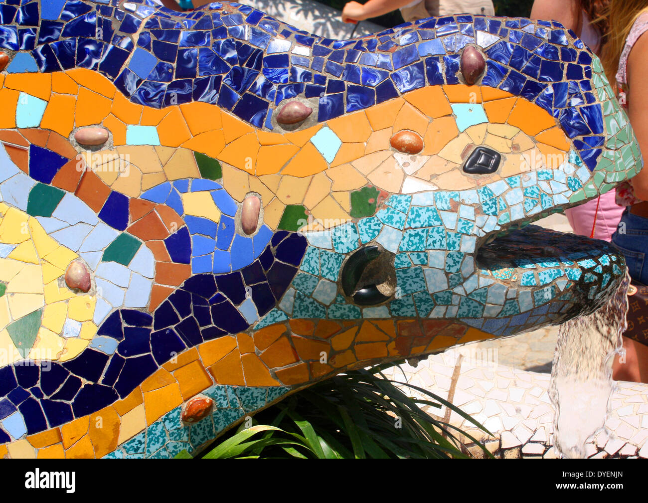 Lézard en mosaïque à Antoni Gaudi, le Parc Guell, Barcelone, Espagne. Le parc Güell est un jardin avec des éléments architecturaux situé sur la colline d'El Carmel dans le quartier de Gràcia de Barcelone, Catalogne, Espagne. Il a été conçu par l'architecte catalan Antoni Gaudi et construit dans les années 1900 à 1914. Il fait partie de l'UNESCO World Heritage Site ", Œuvres d'Antoni Gaudi. Banque D'Images