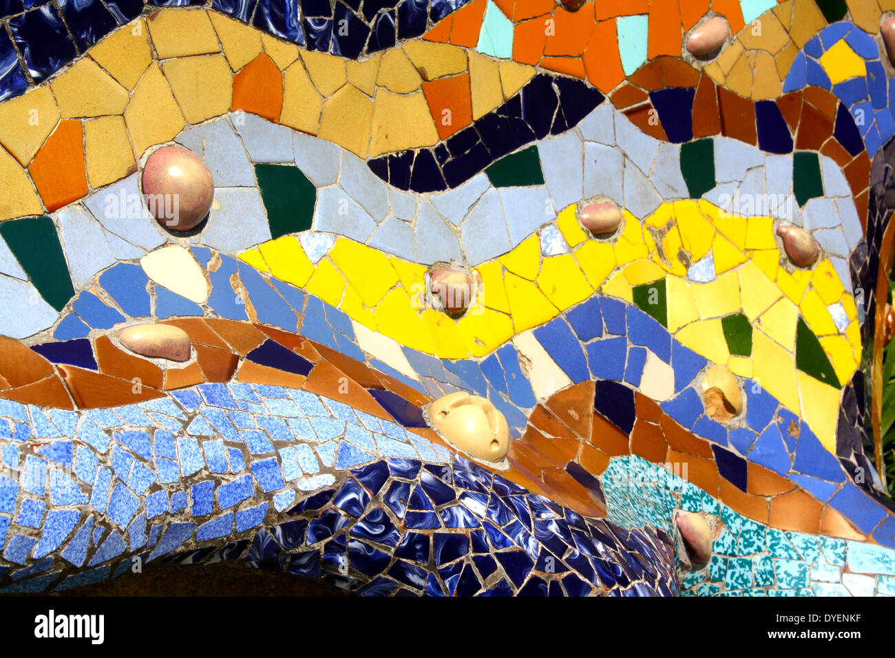 Lézard en mosaïque à Antoni Gaudi, le Parc Guell, Barcelone, Espagne. Le parc Güell est un jardin avec des éléments architecturaux situé sur la colline d'El Carmel dans le quartier de Gràcia de Barcelone, Catalogne, Espagne. Il a été conçu par l'architecte catalan Antoni Gaudi et construit dans les années 1900 à 1914. Il fait partie de l'UNESCO World Heritage Site ", Œuvres d'Antoni Gaudi. Banque D'Images