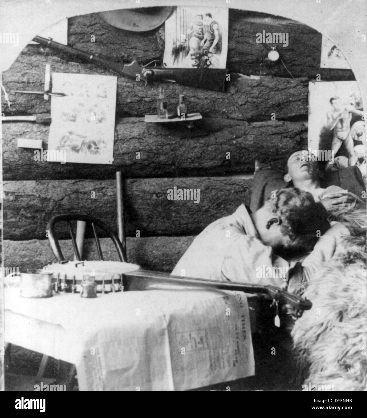 Passé le grand diviser c1902. Agenouillée au chevet de Cowboy partenaire morts. Le banjo table. Banque D'Images