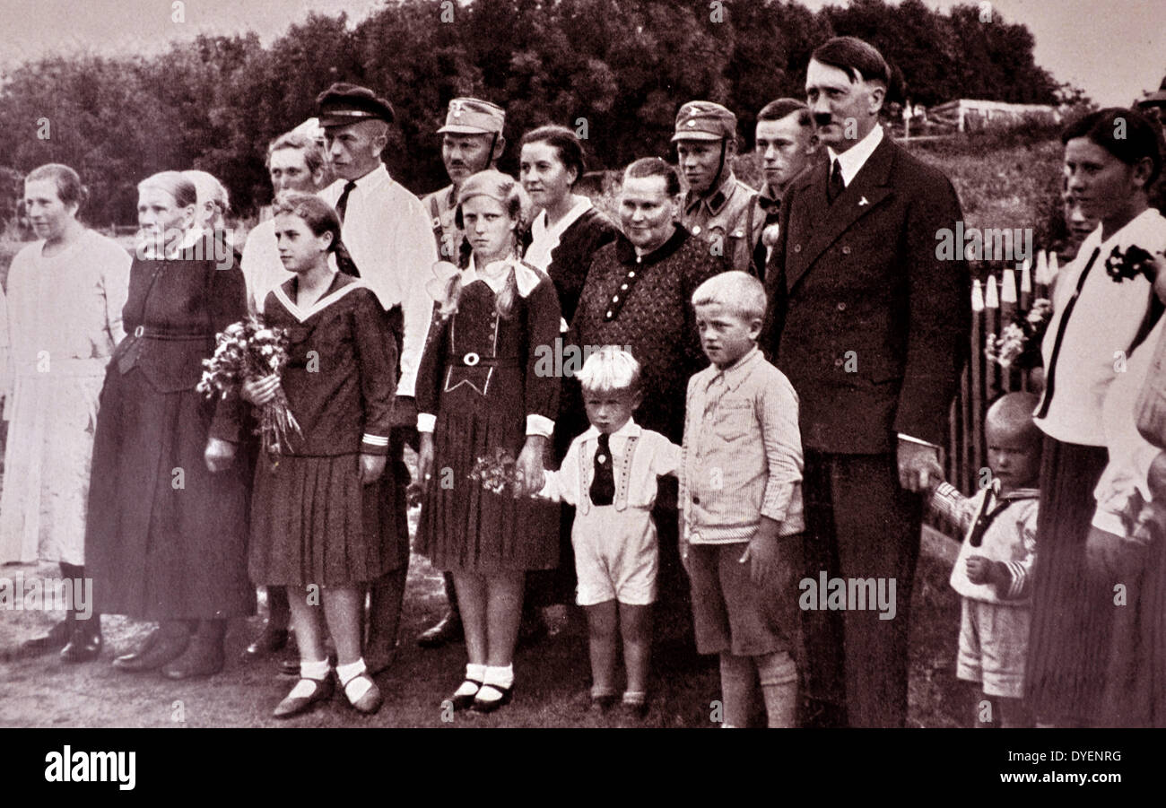 1889 - 1945 Adolf Hitler. pose avec une famille allemande, bavaroise. Homme politique allemand et le chef du parti nazi. Il a été chancelier de l'Allemagne de 1933 à 1945 et d'un dictateur de l'Allemagne nazie de 1934 à 1945. Banque D'Images