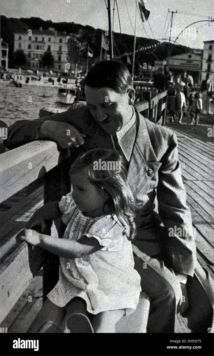 Adolf Hitler sur une journée à la côte, accompagné d'Helga fille du Docteur Josef Goebbels Banque D'Images