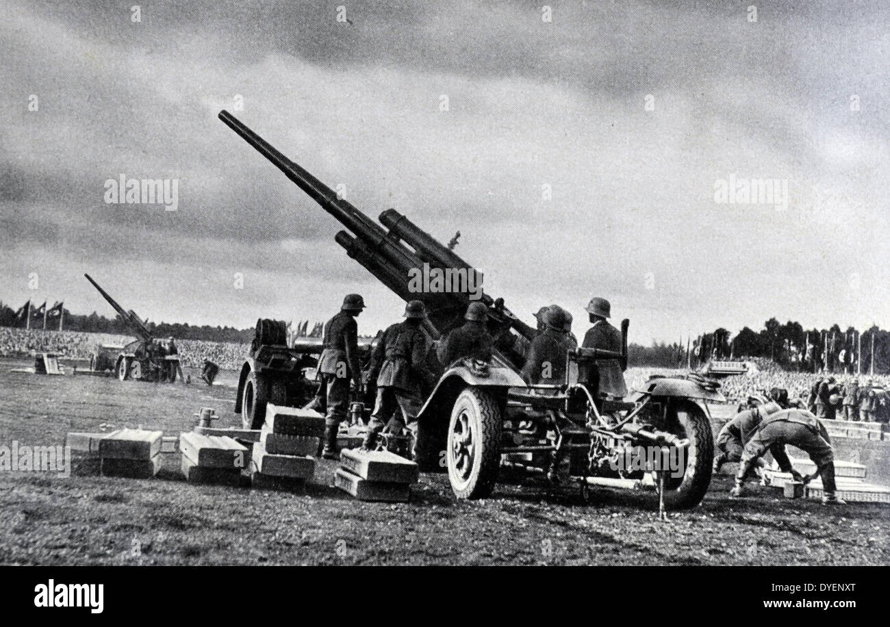 Les soldats de l'armée allemande à une position d'artillerie côtière d'aéronefs Banque D'Images