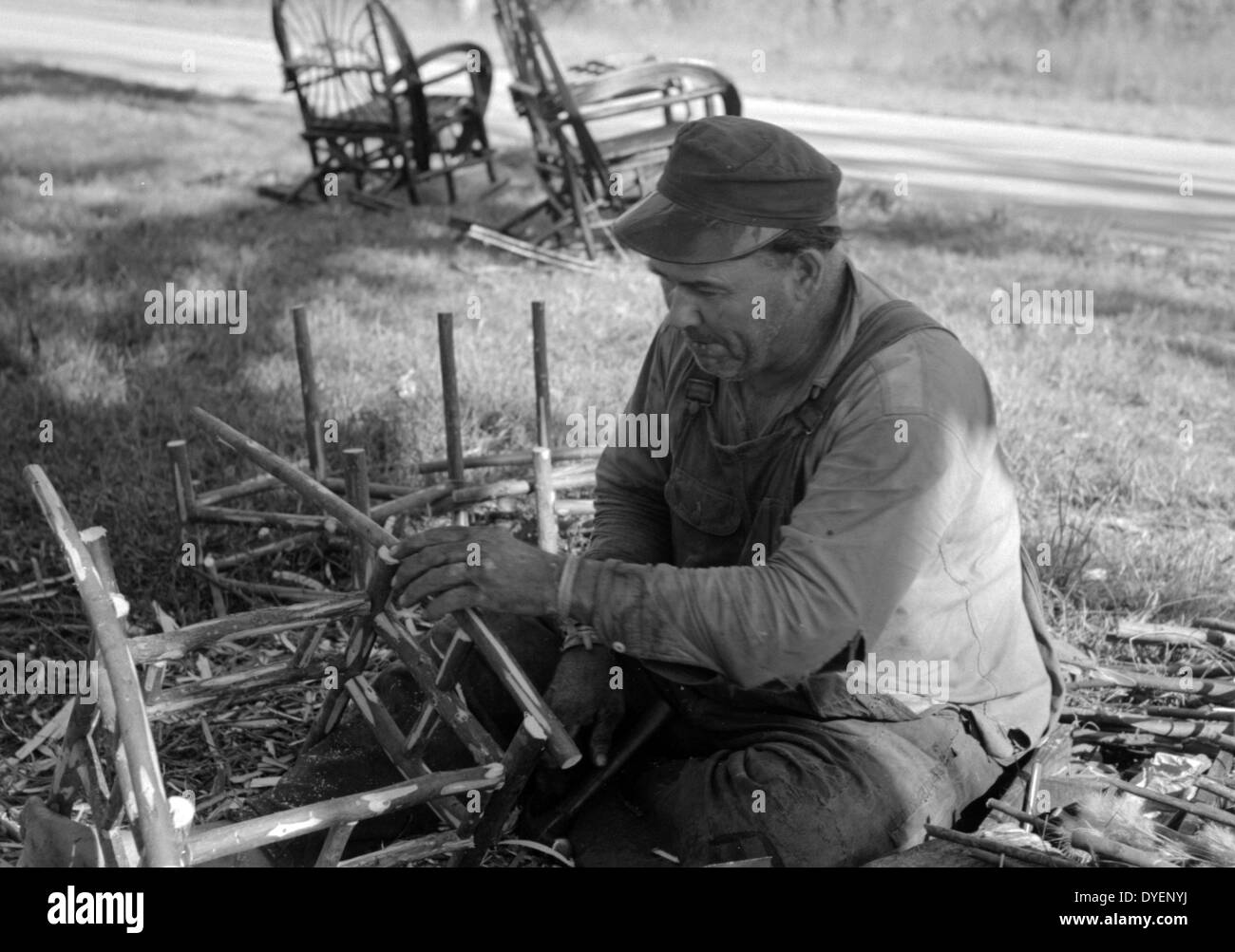 Des travailleurs migrants les chaises en rotin, près de Paradis, en Louisiane par Russell Lee, 1903-1986, en date du 19380101. Banque D'Images