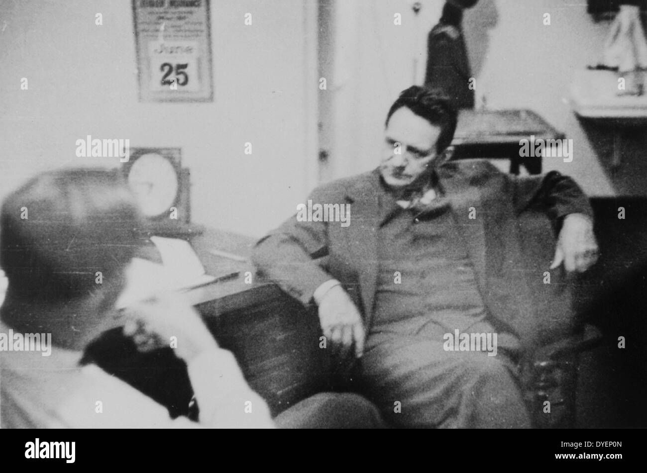 Frederick Duquesne en bureau de Harry Sawyer, 25 juin 19410101 partie d'un ensemble de cinq photographies de spy Fritz Duquesne, assis, parlant à Harry Sawyer, FBI interviewer. Banque D'Images