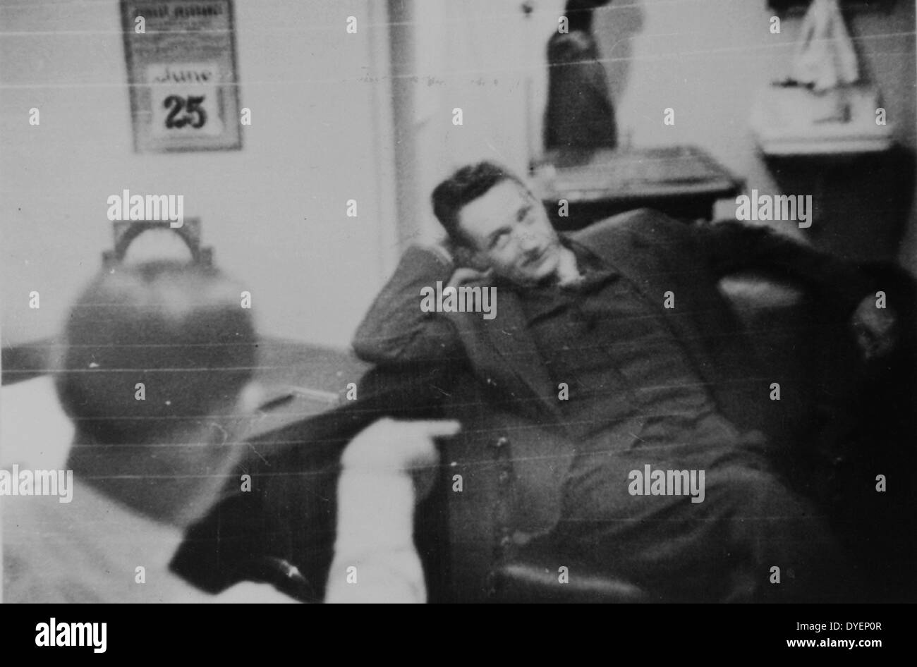 Frederick Duquesne en bureau de Harry Sawyer, 25 juin 19410101 partie d'un ensemble de cinq photographies de spy Fritz Duquesne, assis, parlant à Harry Sawyer, FBI interviewer. Banque D'Images