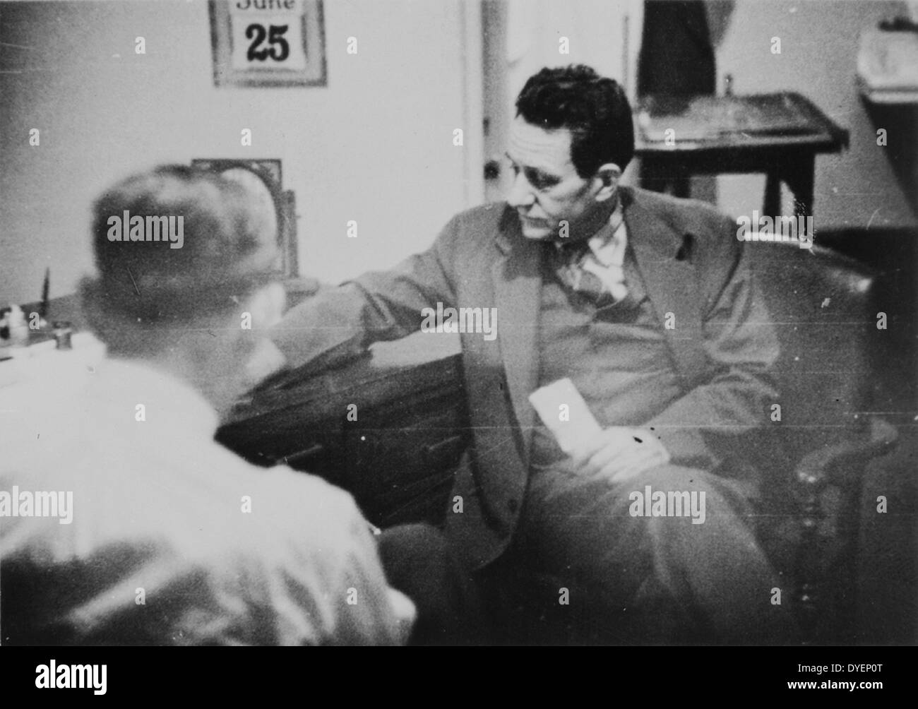 Frederick Duquesne en bureau de Harry Sawyer, 25 juin 19410101 partie d'un ensemble de cinq photographies de spy Fritz Duquesne, assis, parlant à Harry Sawyer, FBI interviewer. Banque D'Images