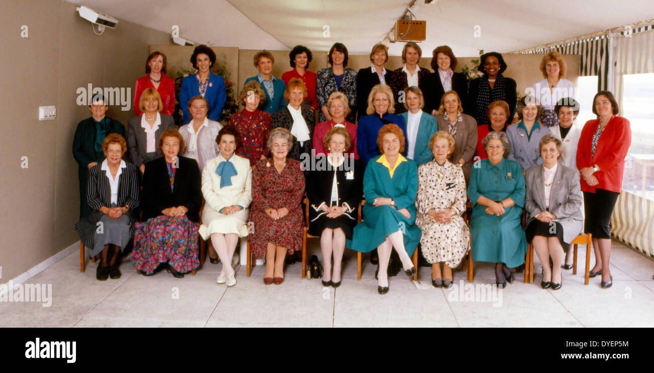 31 des 41 femmes élues au Parlement britannique, dans l'élection de 1987, se rassemblent pour une photographie historique, au printemps de 1988. La liste complète peut être fournie. Premier ministre Margaret Thatcher et Betty Boothroyd (Président de la Chambre des communes sont en première ligne. Plusieurs futurs ministres étaient présents dont Margaret Beckett, Claire Short, Edwina Currie, Marjory Mowlam, Joan Ruddock, Virginia Bottomley Gillian Shepherd et Anne Widdicombe. Banque D'Images