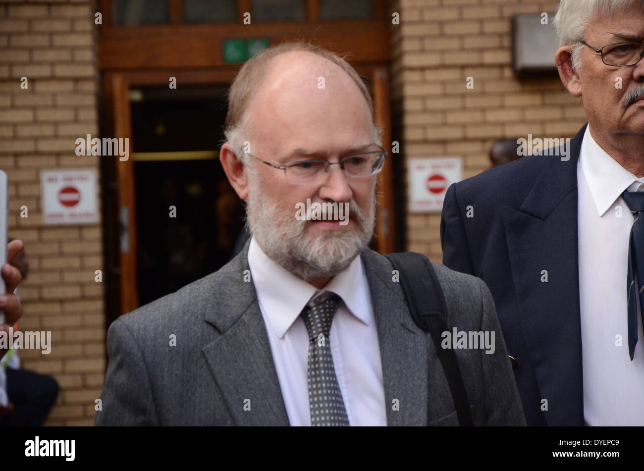 Pretoria, Afrique du Sud. Apr 15, 2014. Oscar Pistorius' expert légiste de la défense Roger Dixon cour laissant après avoir témoigné dans le procès pour meurtre, 23 jours à Pretoria, Afrique du Sud, le 15 avril 2014. Credit : Frans Sello Waga/NurPhoto ZUMAPRESS.com/Alamy/Live News Banque D'Images