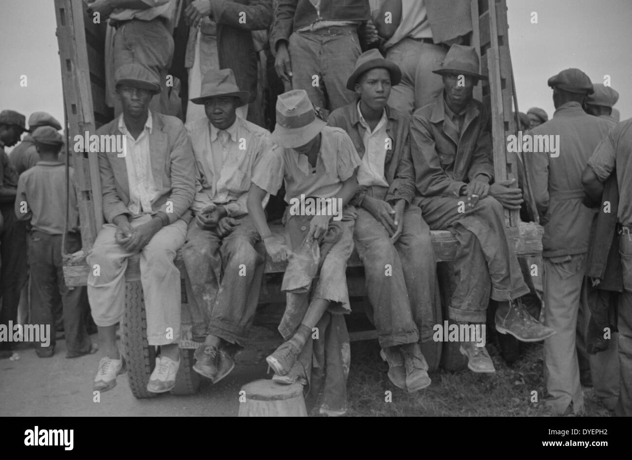 Les travailleurs migrants, de légumes, d'attente après le travail pour être payé. Près de Homestead, Floride 19390101. Banque D'Images