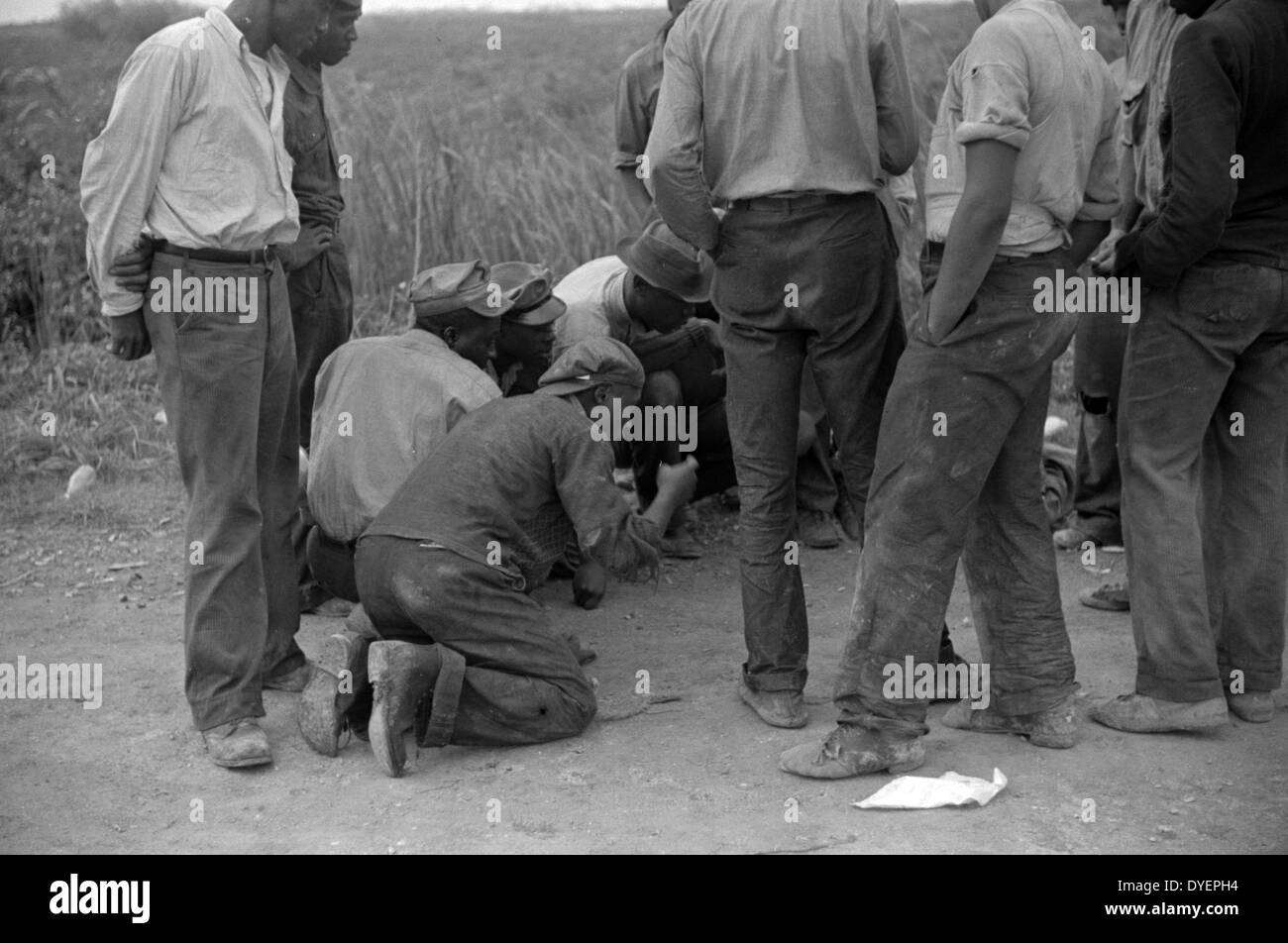 Les travailleurs migrants, de légumes, d'attente après le travail pour être payé. Près de Homestead, Floride 19390101. Banque D'Images