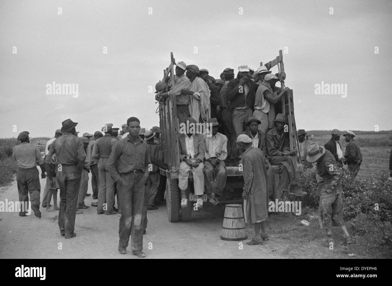 Les travailleurs migrants, de légumes, d'attente après le travail pour être payé. Près de Homestead, Floride 19390101. Banque D'Images