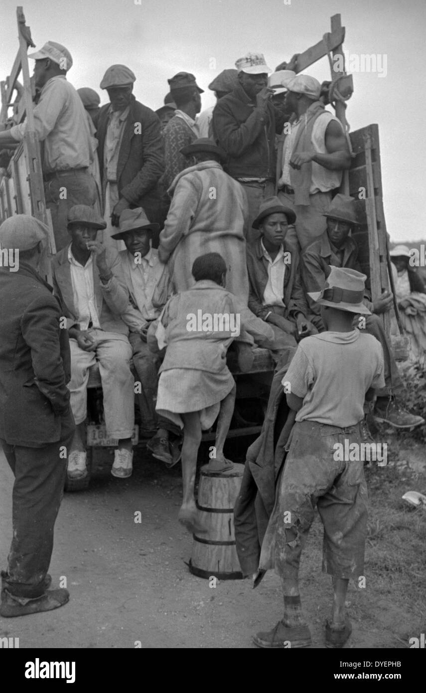 Les travailleurs migrants, de légumes, d'attente après le travail pour être payé. Près de Homestead, Floride en date du 19390101 Banque D'Images