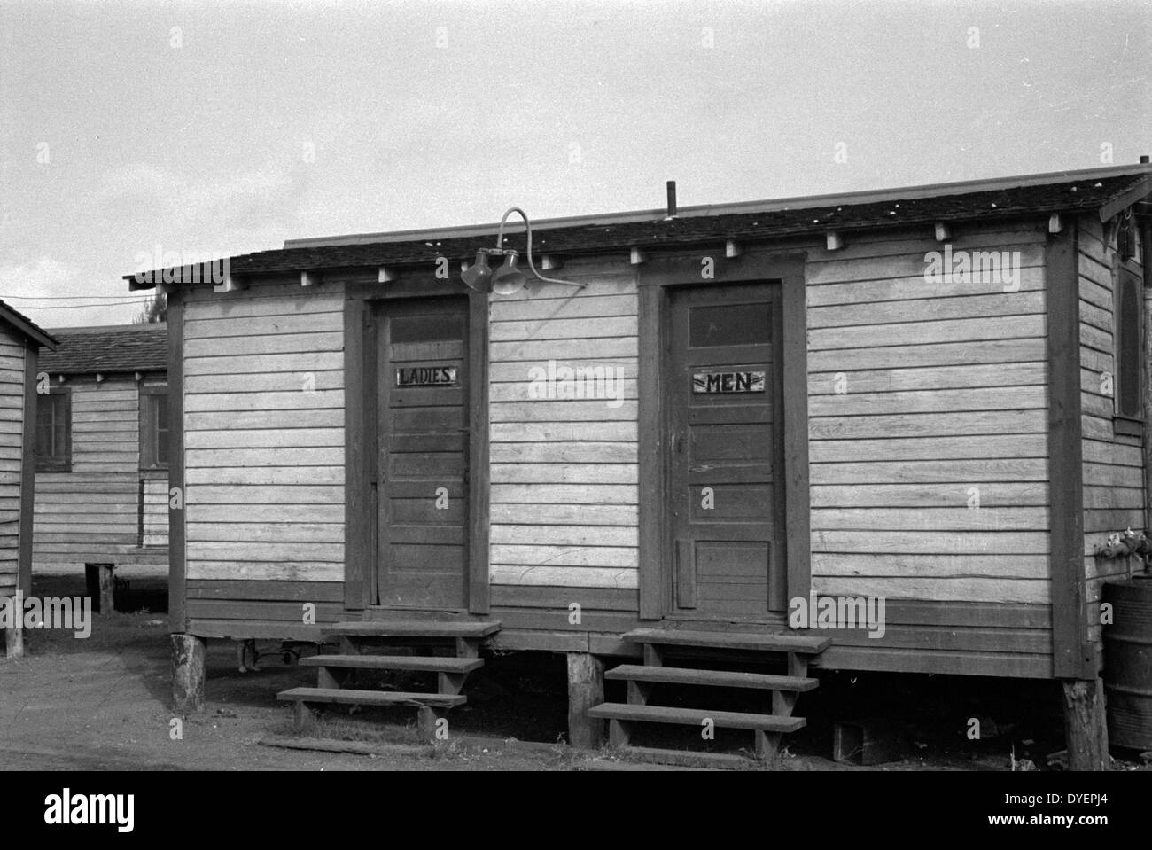 Toilettes dans le camp pour les travailleurs migrants du secteur agricole près de Belle Glade, Floride 19370101 Banque D'Images