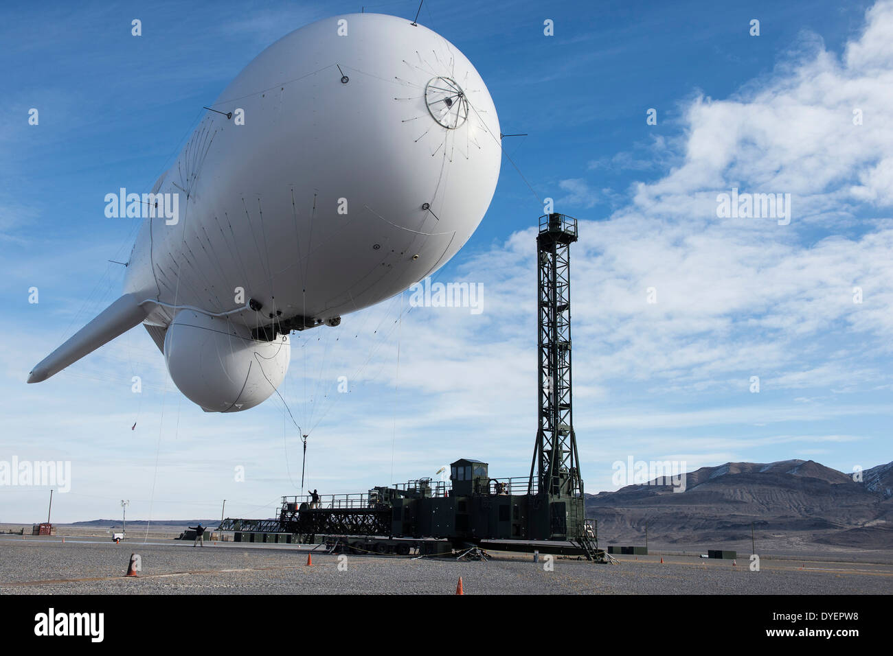 L'équipage de Raytheon employés lancer un aérostat sans pilote intégré une partie de l'armée américaine attaque terrestre interarmées de défense contre les missiles de croisière net élevé Système capteur à l'essai de l'Utah et gamme de formation le 3 février 2014 à Hill Air Force Base, dans l'Utah. Le système fait partie d'un radar de défense de missiles de piste ainsi que des aéronefs jusqu'à 340 milles de distance. Banque D'Images