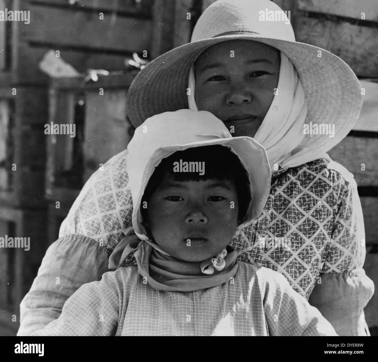 Mère et fille japonais américain, les travailleurs agricoles près de Guadalupe, Californie par Dorothea Lange 1895-1965, en date du 19370101 Banque D'Images