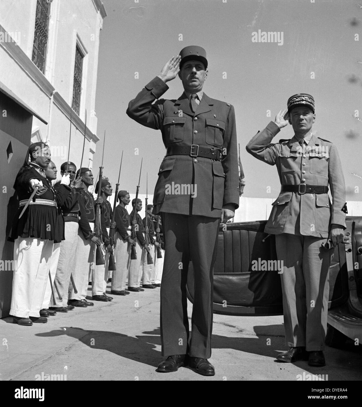 Carthage, Tunisie. Le général de Gaulle, accompagné du Général Mast, saluant comme le groupe joue Marseillaise à l'extérieur du palais d'été du bey de Tunis, en Tunisie en 19430101, en faisant la seconde guerre mondiale Banque D'Images