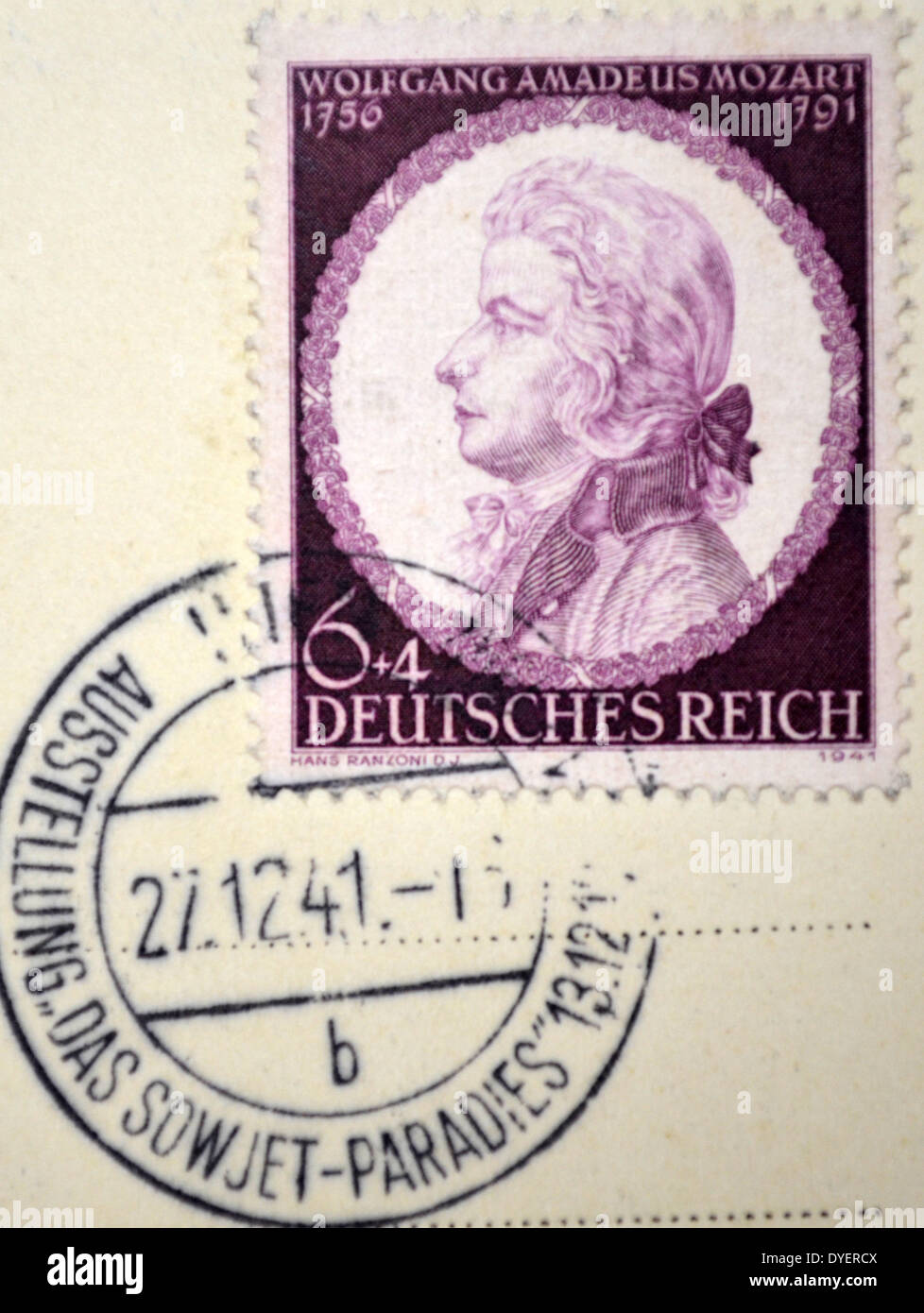 Timbre allemand de l'Autriche, avec le portrait de Wolfgang Mozart le compositeur. 1941 : La Seconde Guerre mondiale. Banque D'Images