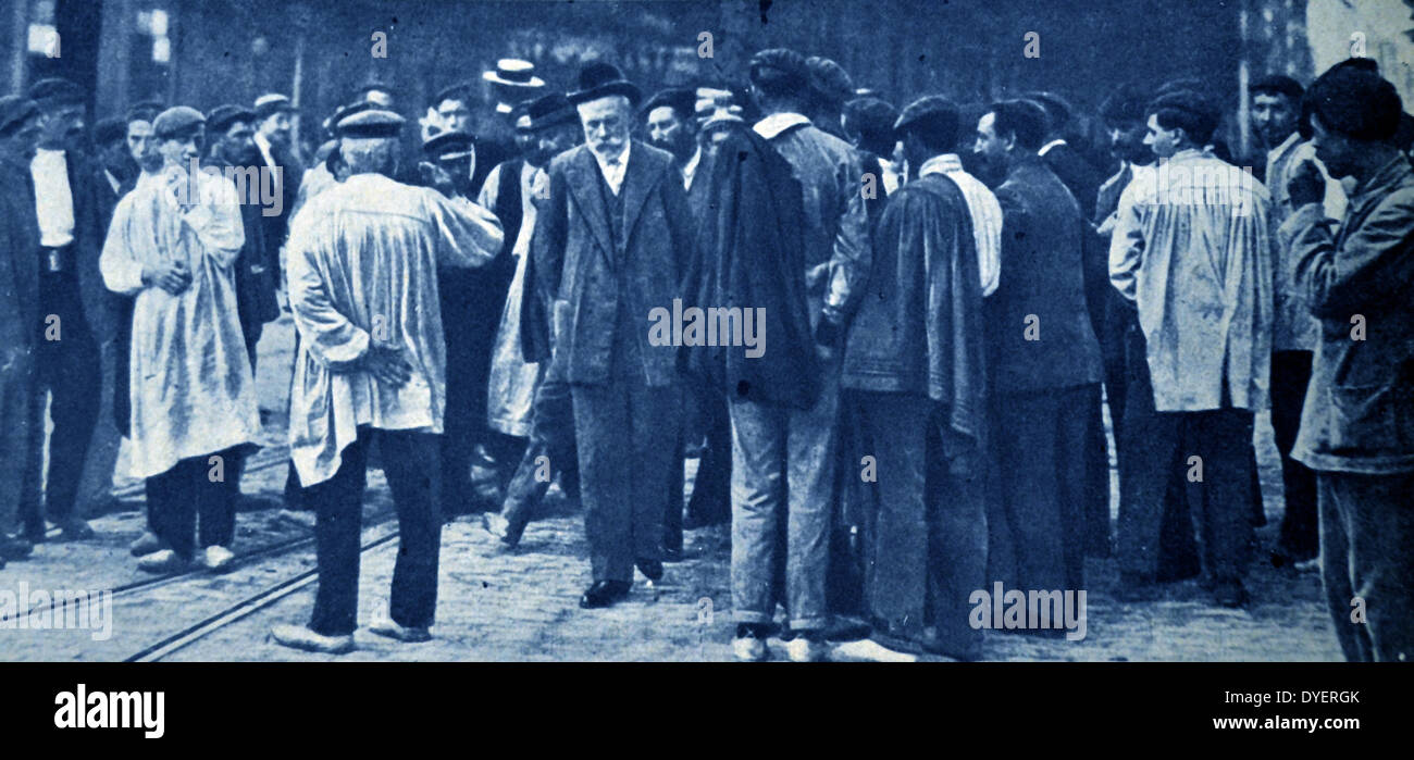 Paulino Iglesias avec les travailleurs en grève à Bilbao 1911. Iglesias (Octobre 18, 1850 - décembre 9, 1925), mieux connu sous le nom de Pablo Iglesias, a été un leader socialiste espagnol et du travail. Il est considéré comme le père de l'espagnol le socialisme ; avoir fondé le Parti socialiste ouvrier espagnol (PSOE) en 1879 et l'espagnol Union Générale des Travailleurs (UGT) en 1888. Banque D'Images
