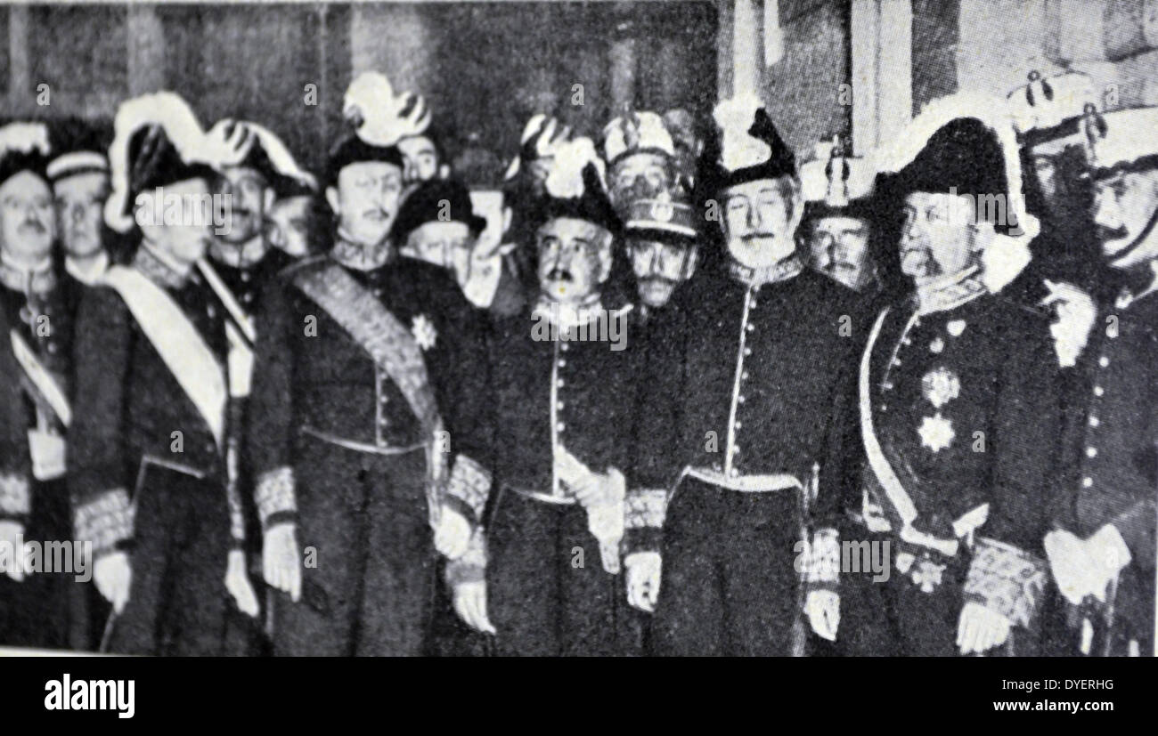 Eduardo Dato avec son dernier gouvernement. Dato (12 août 1856 - 8 mars 1921) était un leader politique. Il a servi trois fois en tant que Premier ministre espagnol : du 27 octobre 1913 au 9 décembre 1915, à partir du 11 juin 1917 au 3 novembre 1917, et du 28 avril 1920 jusqu'à sa mort. Il a également tenu 11 ministères du cabinet, et a été quatre fois Président du Congrès des députés espagnol (un rôle semblable à celui de président du parlement). Banque D'Images