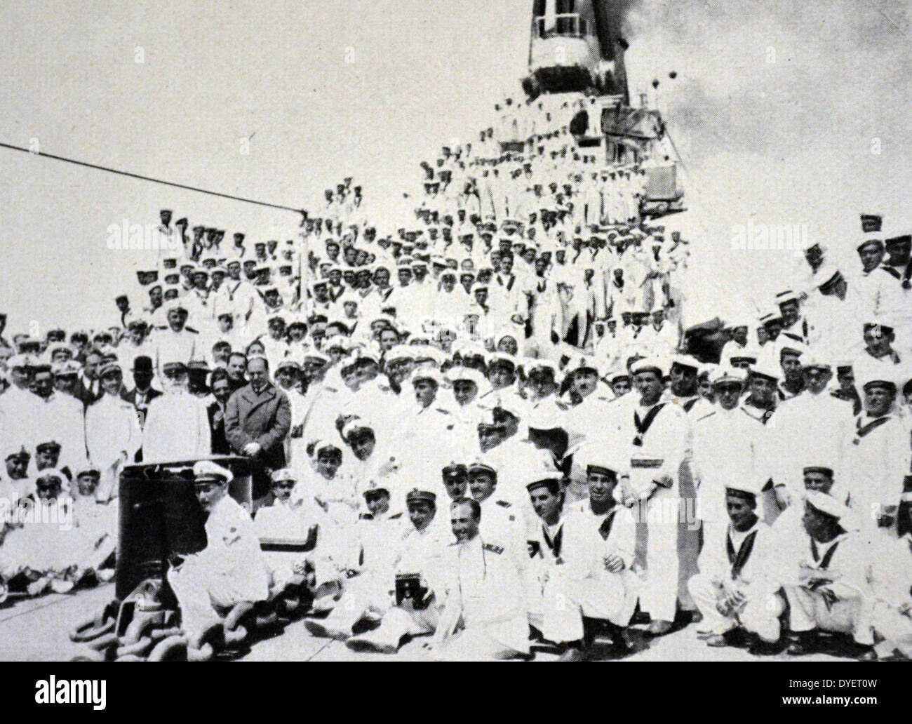 Gênes -Mussolini et le duc de la mer, Grand Amiral Thaon de Revel, parmi les marins de la "uilio. Banque D'Images