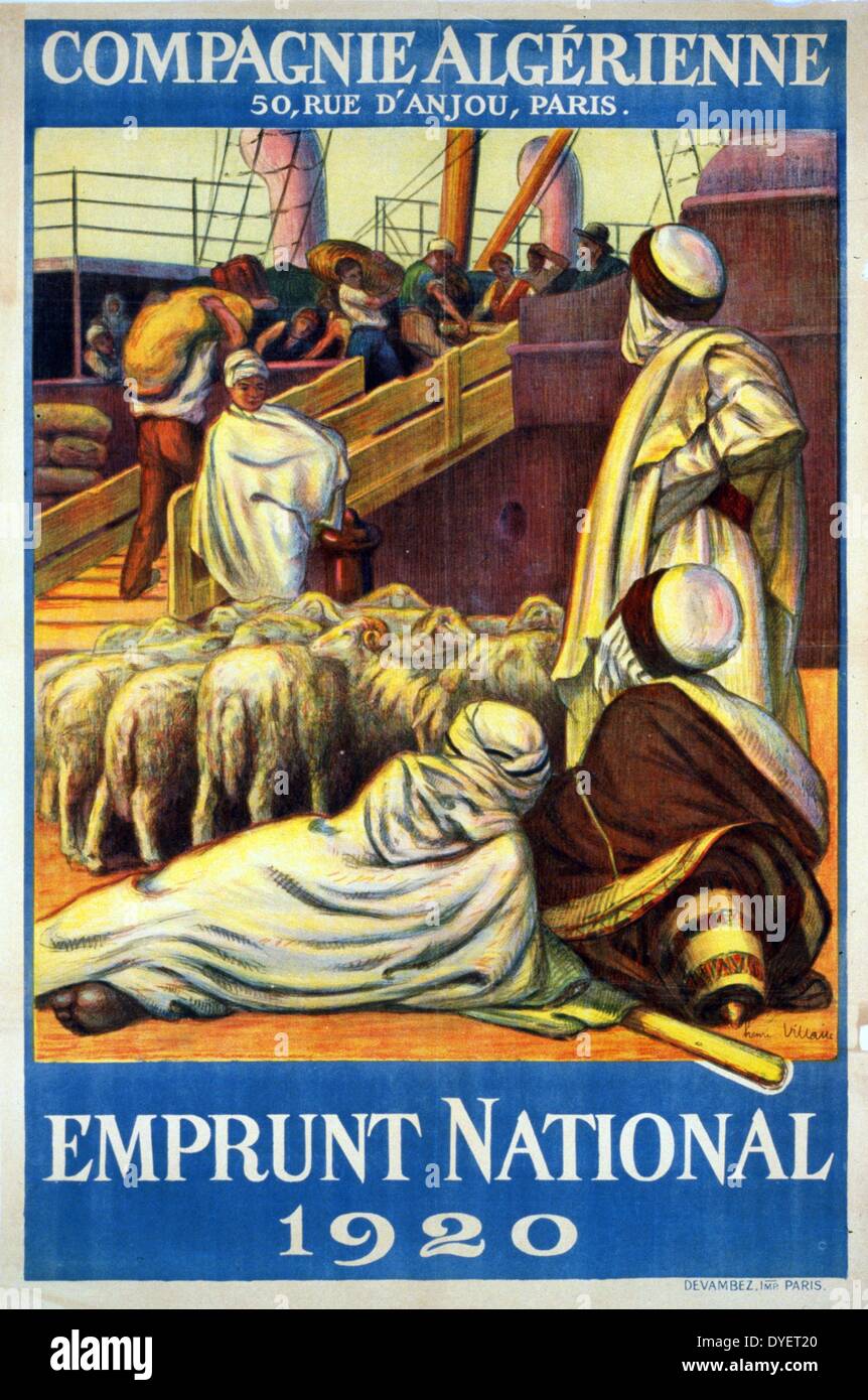 1920 National animalier Compagnie Algérienne. Les hommes d'Algérie avec un troupeau de moutons sur un quai à regarder les hommes charger un bateau avec des marchandises. Banque D'Images
