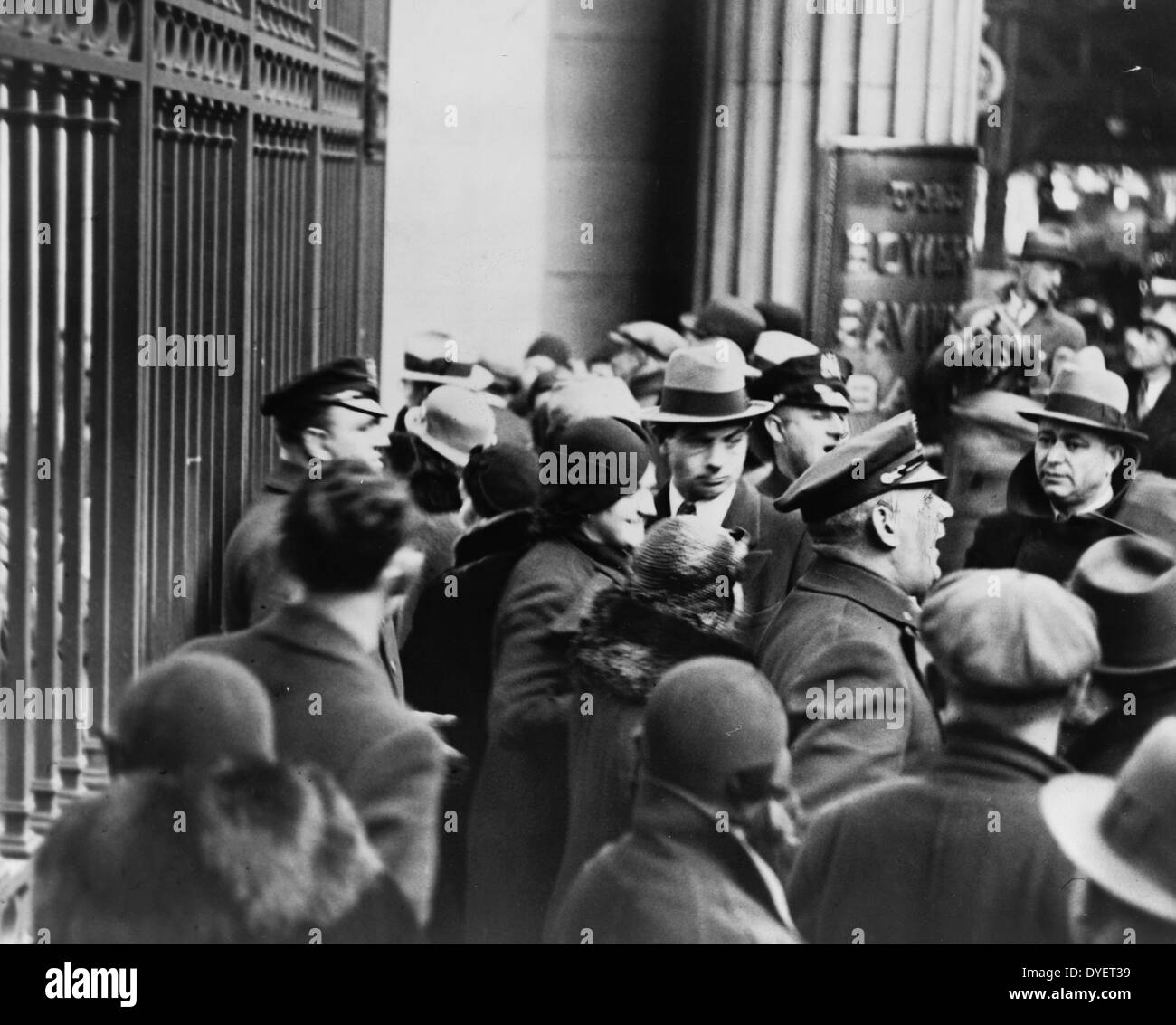 Annoncer les nouvelles de police aux déposants que la banque est fermée. 19330101. Banque D'Images