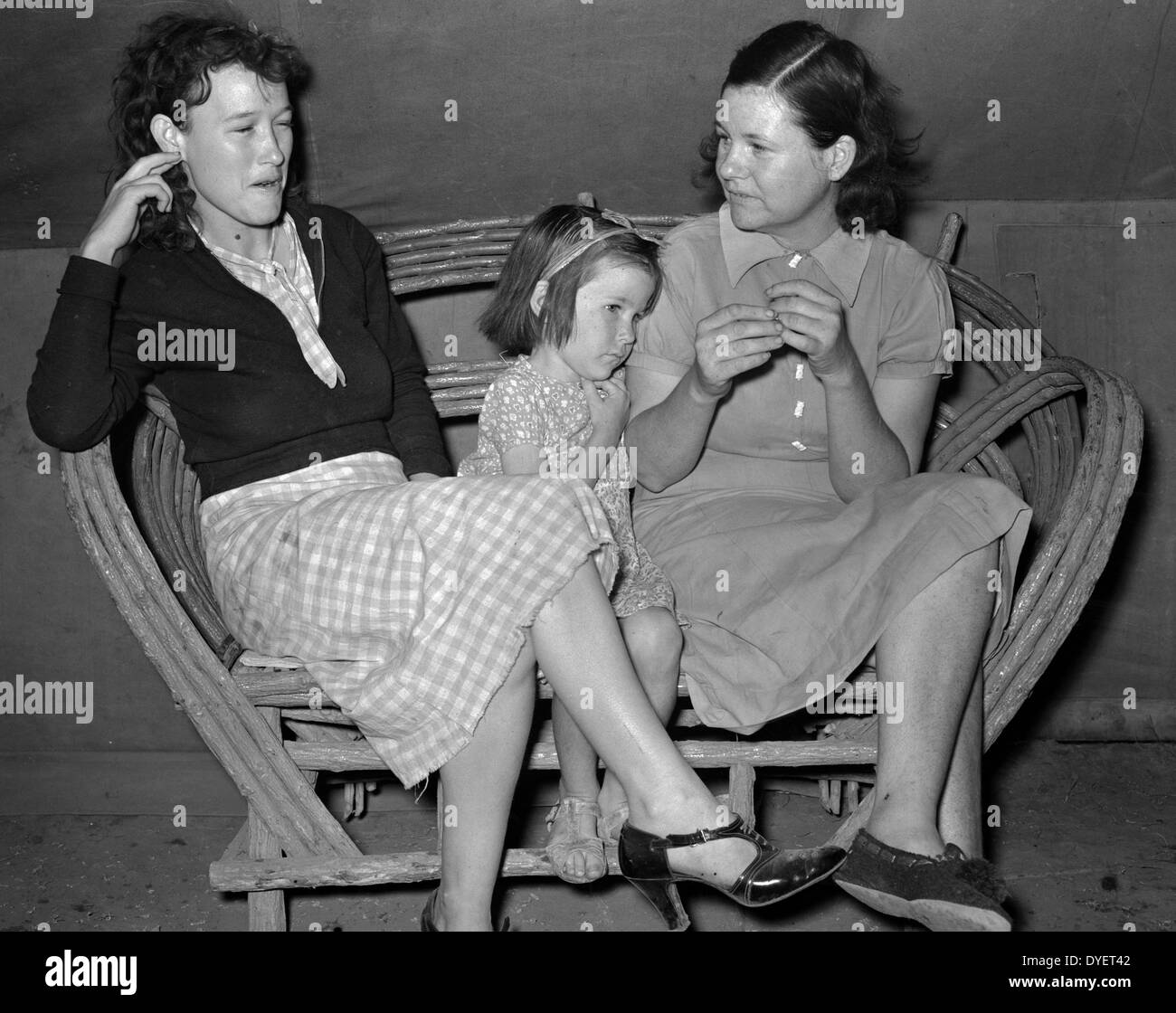 Les travailleurs migrants de parler près de Harlingen, Texas par Russell Lee 1903-1986, en date du 19390101 Banque D'Images