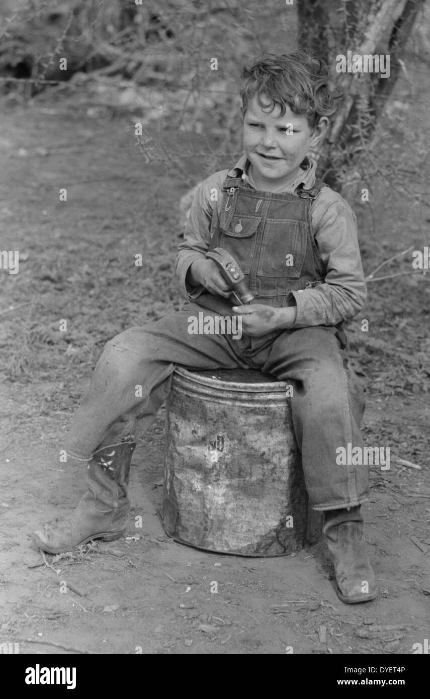 Enfant de travailleur migrant blanc près de Harlingen, Texas par Russell Lee, 1903-1986, en date du 19390101. Banque D'Images