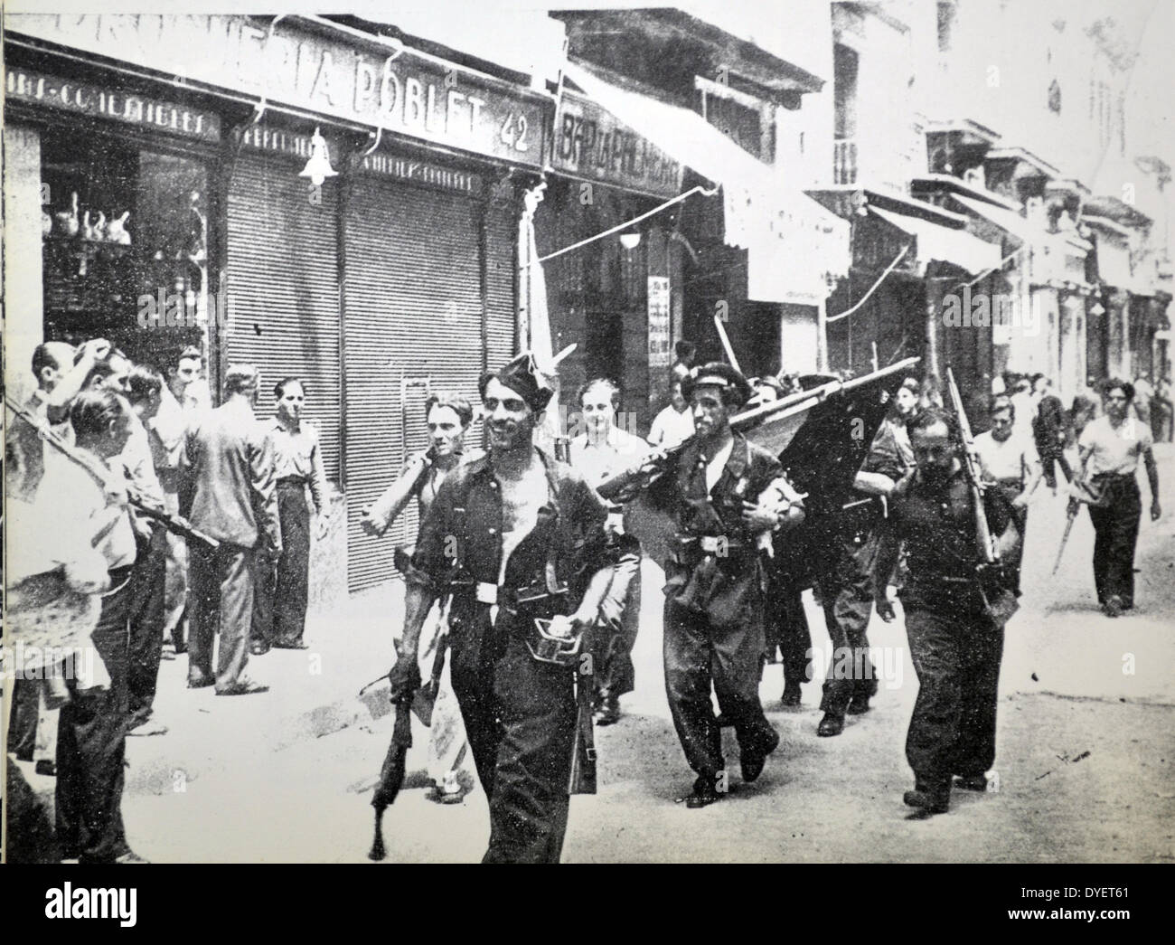 Les combattants républicains enthousiastes portent un drapeau capturé pendant la guerre civile espagnole, Barcelone 1937 Banque D'Images