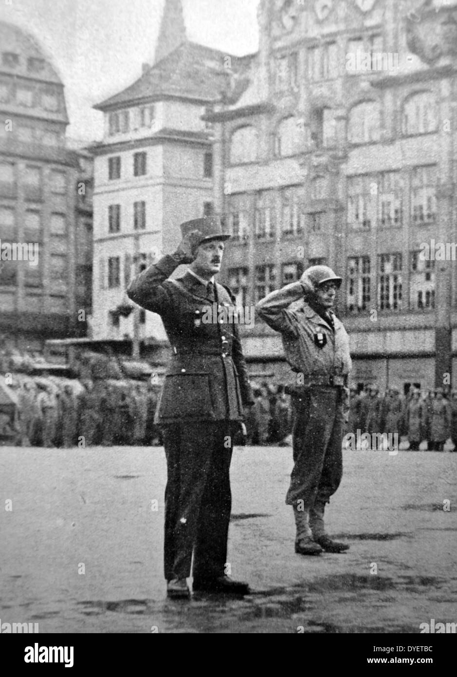 Le général Leclerc rend hommage à un défilé dans le centre de Strasbourg à la suite de la libération de la ville de l'occupation allemande en 1944 Banque D'Images