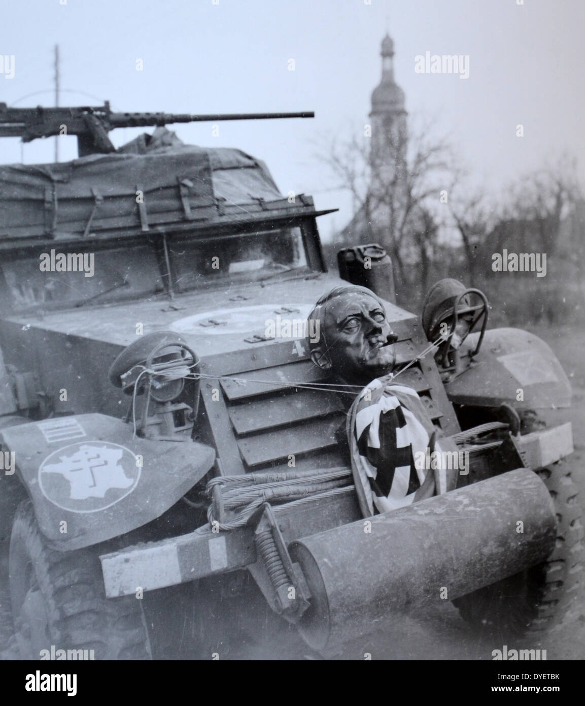 Seconde guerre mondiale : automitrailleuse allemande abandonnée avec buste de Hitler, Alsace , France Banque D'Images