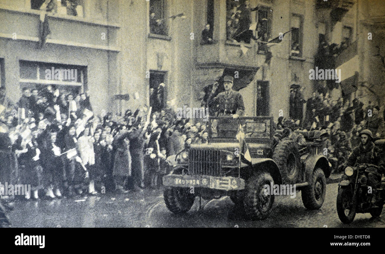 La Seconde Guerre mondiale : le général Charles de Gaulle arrive à ville libérée de Mulhouse 1945 Banque D'Images