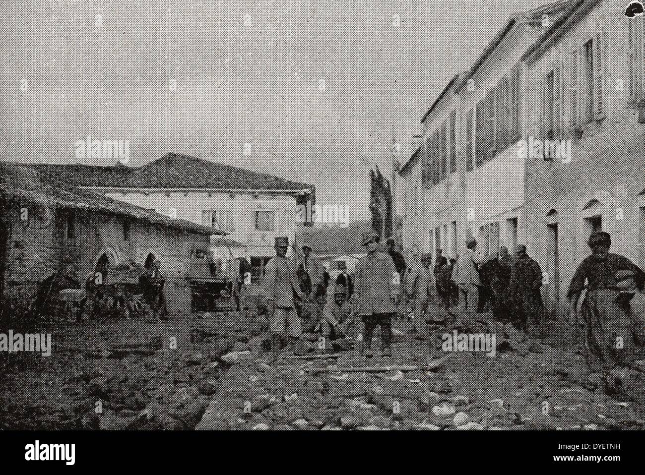 La première guerre mondiale, les soldats des territoires italien re-paving une rue de la ville de Tirana occupée par l'Italie depuis décembre 19140101. Banque D'Images