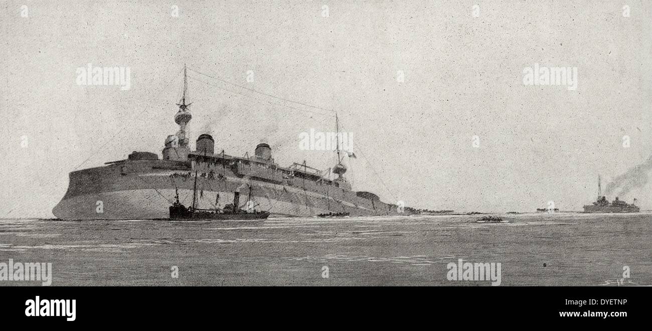 Décembre 27, 1916, 8:52 am, le cuirassé français 'Le Gaulois' coule au large de la côte de Thessalonique, en Grèce après avoir été attaqué par des U-boats allemands. l'équipage évacué quelques instants avant que le navire a chaviré. Le chalutier Rochebonne de patrouille et le destroyer Dard, accouru sur les lieux pour recueillir des survivants. Banque D'Images