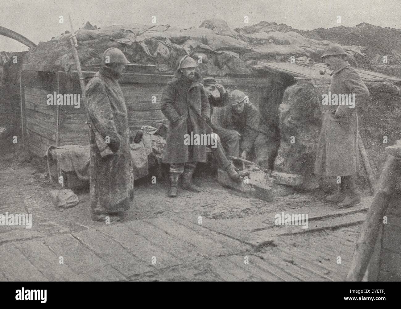 Parler des soldats lors d'une pause dans les hostilités à un poste militaire français en Belgique 19140101 -1915, la Première Guerre mondiale 1916 Banque D'Images