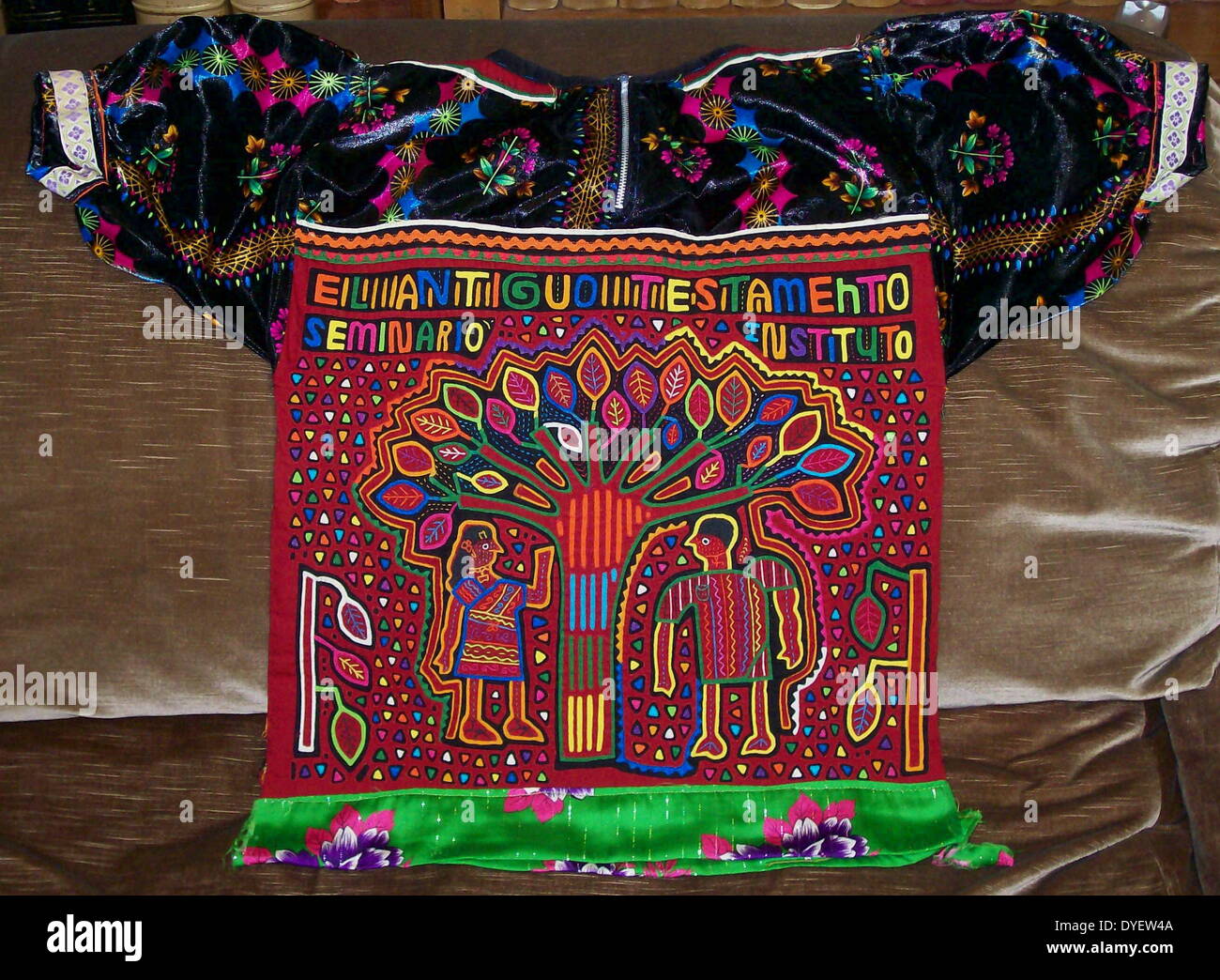 Mola Kuna par artiste textile indien, représentant une scène biblique. À partir de l'archipel des San Blas, Panama. Design en applique inverse portés sur femme blouse. Adam et Eve à l'arbre de la connaissance. Montrant la mola d'experts dans le cadre de la femme chemisier Kuna. Banque D'Images