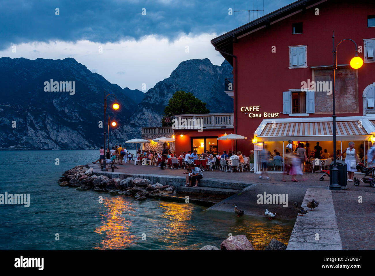 Café au bord du lac, le lac de Garde, Riva del Garda, Italie Banque D'Images