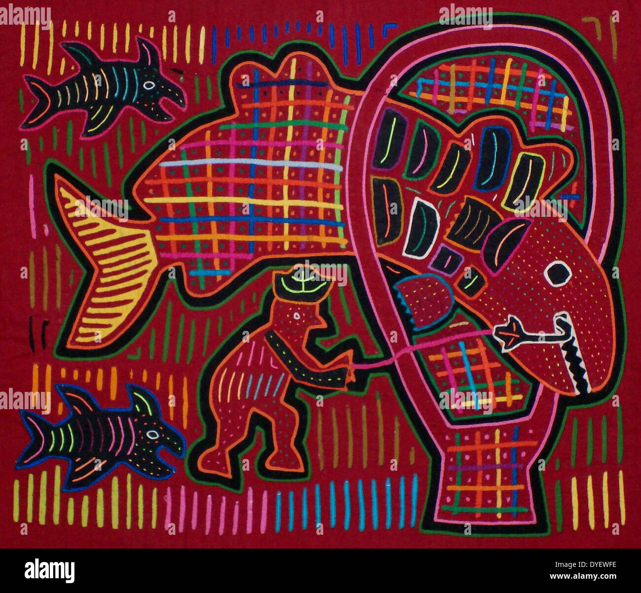 Mola Kuna par artiste textile indien, représentant un gros poisson pris dans un piège. À partir de l'archipel des San Blas, Panama. Design en applique inverse portés sur femme blouse. Banque D'Images