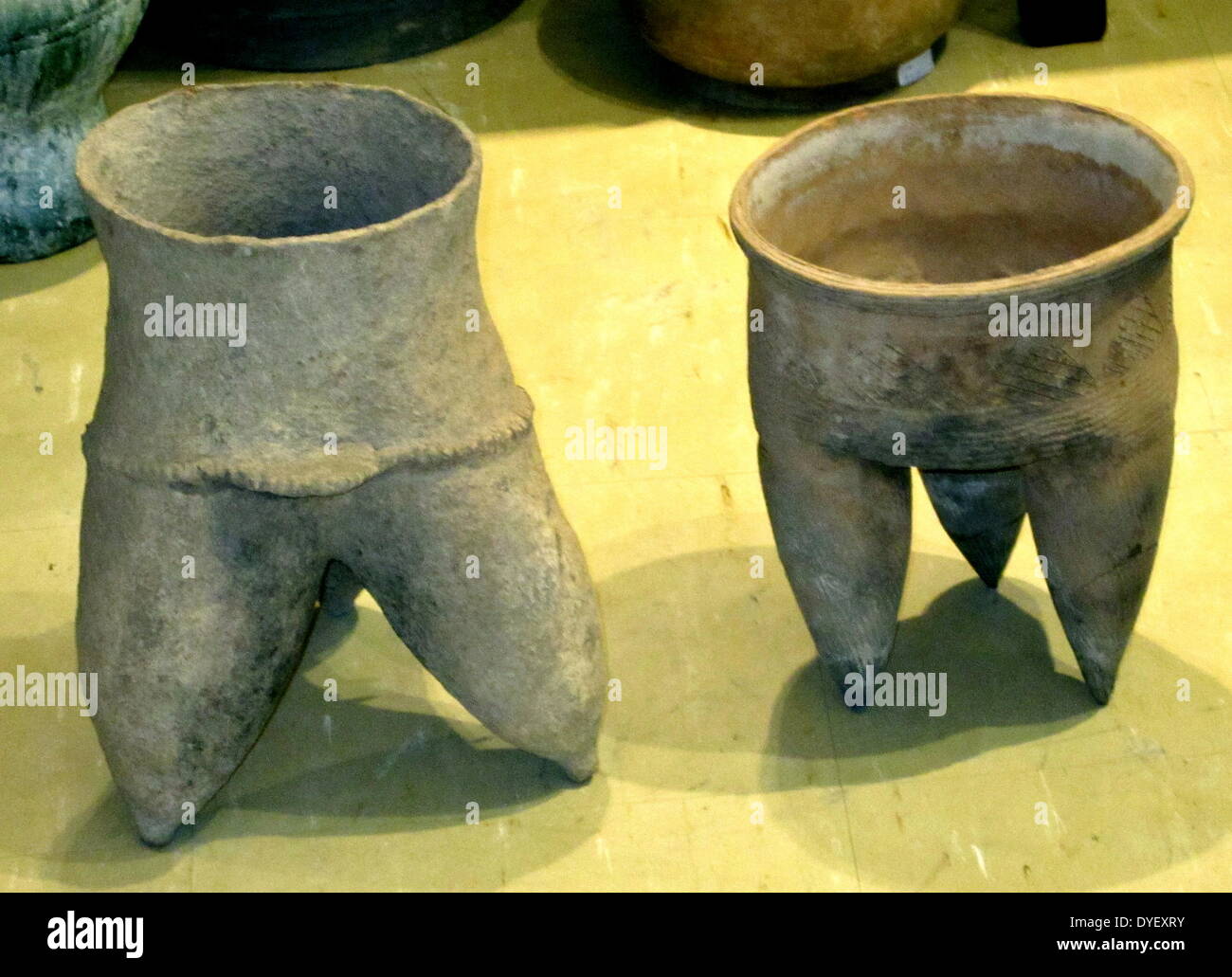 Poterie néolithique trépied pots, art gallery, Hong Kong, 2010. Banque D'Images